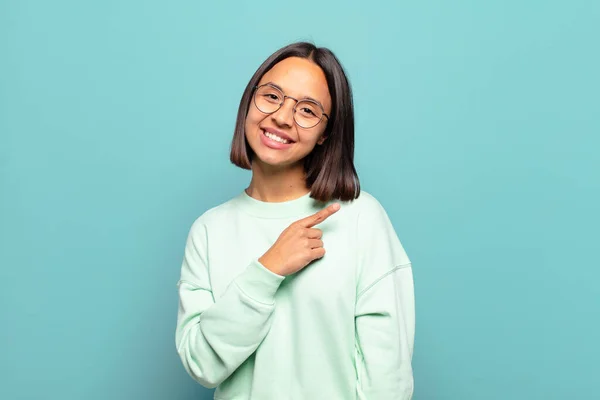 Junge Hispanische Frau Lächelt Fröhlich Fühlt Sich Glücklich Und Zeigt — Stockfoto