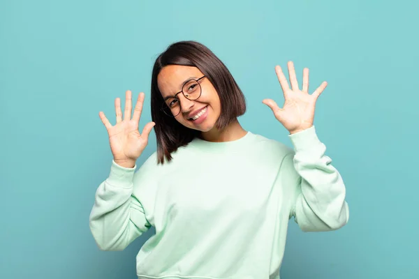 Jonge Spaanse Vrouw Glimlachend Zoek Vriendelijk Tonen Nummer Tien Tiende — Stockfoto