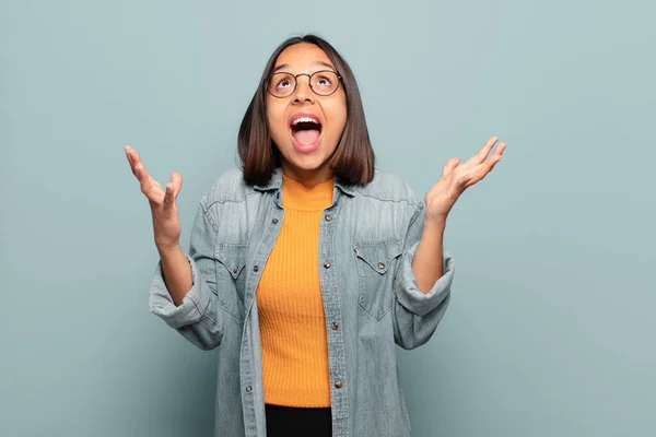 Junge Hispanische Frau Die Sich Glücklich Erstaunt Glücklich Und Überrascht — Stockfoto