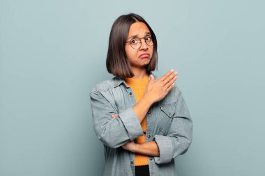 Genç İspanyol kadın kafası karışık ve bilgisiz, şüpheli bir açıklama ya da düşünceyi merak ediyor.