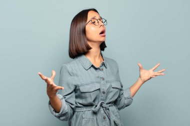 Genç İspanyol kadın opera yapıyor ya da konserde şarkı söylüyor. Romantik, sanatsal ve tutkulu.