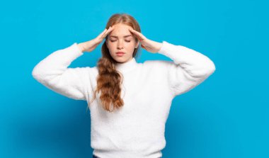 Sarışın, güzel bir kadın. Yoğunlaşmış, düşünceli ve ilham verici görünüyor. Beyin fırtınası yapıyor ve hayal kuruyor.