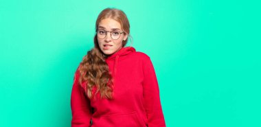 Sarışın, güzel bir kadın kafası karışmış ve kafası karışmış görünüyor. Sinirli bir hareketle dudağını ısırıyor. Sorunun cevabını bilmiyor.