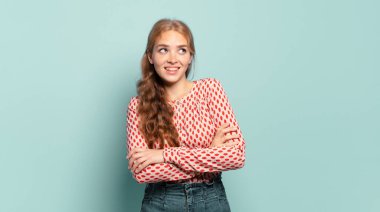 Sarışın, güzel bir kadın mutlu, gururlu ve umutlu, merak eden ya da düşünen, çapraz kollarla kopya çekmeyi bekleyen.