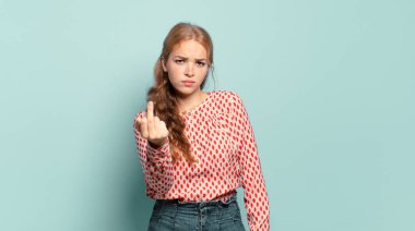 Sarışın, güzel bir kadın kızgın, sinirli, asi ve agresif orta parmağını sallayarak karşılık veriyor.