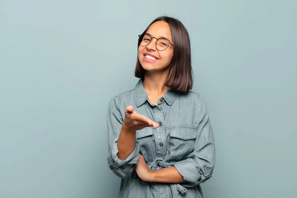 Jonge Spaanse Vrouw Glimlachend Zoek Gelukkig Zelfverzekerd Vriendelijk Het Aanbieden — Stockfoto