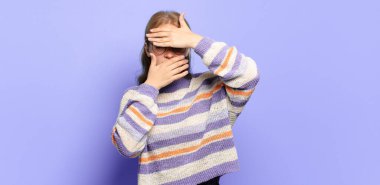 Sarışın, güzel kadın kameraya hayır diyen iki eliyle yüzünü kapatıyor! Resimler reddediliyor ya da yasaklanıyor