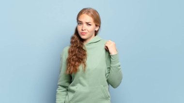 Sarışın, güzel bir kadın kibirli, başarılı, pozitif ve gururlu görünüyor.