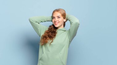 Güzel sarışın kadın gülümsüyor ve rahatlıyor, tatmin oluyor ve kaygısız, neşeli ve rahatlatıcı.