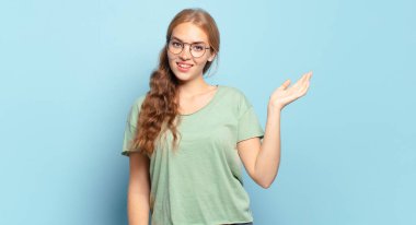 Sarışın, güzel bir kadın mutlu, şaşkın ve neşeli, pozitif bir tavırla gülümseyen, bir çözüm ya da fikir gerçekleştiren