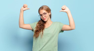 Sarışın, güzel bir kadın gururlu, kibirli ve kendinden emin, tatmin olmuş ve başarılı görünüyor, kendini gösteriyor.