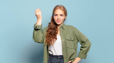 Sarışın, güzel bir kadın kapiş ya da para hareketi yapıyor, sana borçlarını ödemeni söylüyor.!