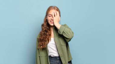 Sarışın, güzel bir kadın gülüyor ve alnına şaplak atıyor. Unuttum ya da aptalca bir hataydı. 