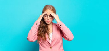 Sarışın, güzel bir kadın stresli ve hayal kırıklığına uğramış görünüyor. Baskı altında, baş ağrısı ve sorunlarıyla çalışıyor.