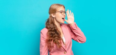 Sarışın, güzel bir kadın öfkeyle ve yüksek sesle bağırarak kenardaki boşluğu kopyalamasını söylüyor.