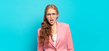 Sarışın, güzel bir kadın korkmuş ve şok olmuş hissediyor, ağzı açık, şaşkınlık içinde.