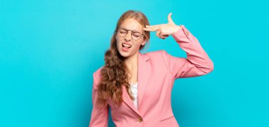 Sarışın, güzel bir kadın mutsuz ve stresli görünüyor, intihar jesti elle silah işareti yapıyor, kafasını işaret ediyor.