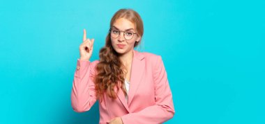 Sarışın, güzel bir kadın harika bir fikrin farkına vardıktan sonra parmağını havaya kaldırıp 