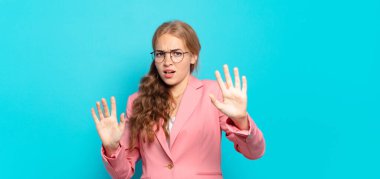 Sarışın, güzel bir kadın sersemlemiş ve korkmuş hissediyor. Korkutucu bir şeyden korkuyor. Elleri açık ve uzak dur diyor.