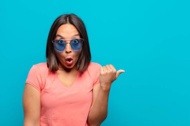 Güneş gözlüklü ve fotokopi odası olan genç Latin kadın.