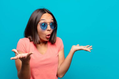 Güneş gözlüklü ve fotokopi odası olan genç Latin kadın.