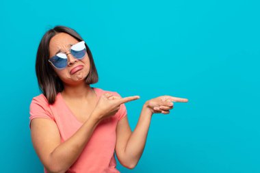 Güneş gözlüklü ve fotokopi odası olan genç Latin kadın.