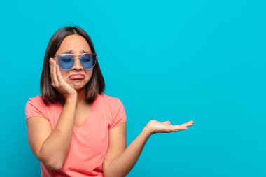 Güneş gözlüklü ve fotokopi odası olan genç Latin kadın.