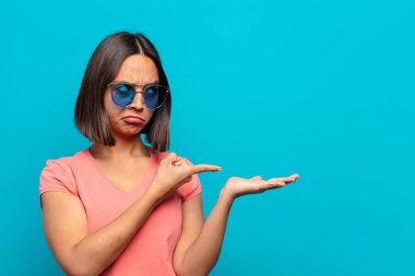 Güneş gözlüklü ve fotokopi odası olan genç Latin kadın.