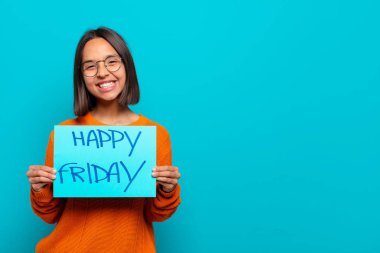 Genç Latin kadın. Mutlu Cuma konsepti