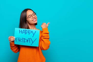 Genç Latin kadın. Mutlu Cuma konsepti