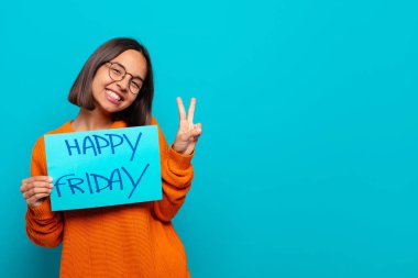 Genç Latin kadın. Mutlu Cuma konsepti