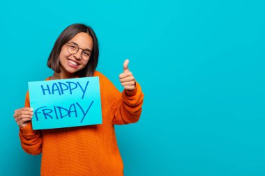 Genç Latin kadın. Mutlu Cuma konsepti