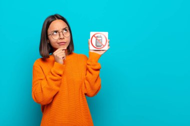 Genç Latin kadın. hücre kavramı yok