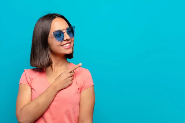 Jeune Femme Latine Avec Des Lunettes Soleil Espace Copie — Photo