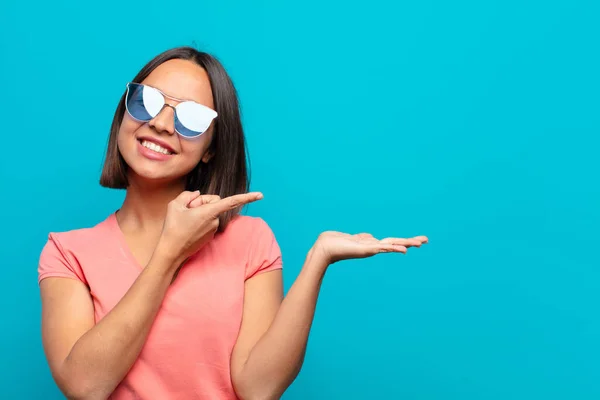 Jeune Femme Latine Avec Des Lunettes Soleil Espace Copie — Photo