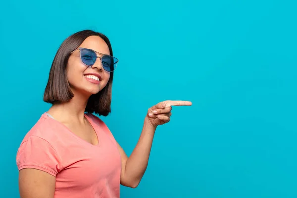 Junge Lateinische Frau Mit Sonnenbrille Und Kopierraum — Stockfoto