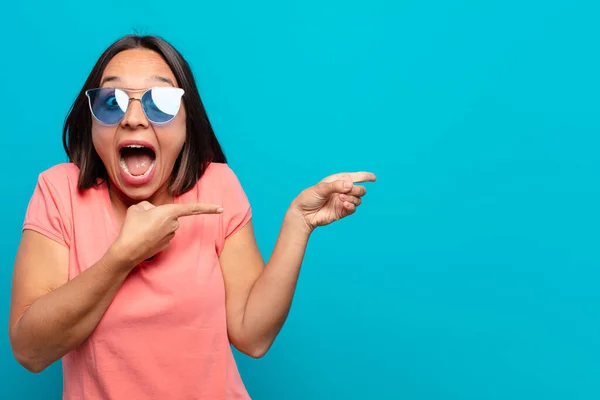 Jovem Mulher Latina Com Óculos Sol Espaço Cópia — Fotografia de Stock