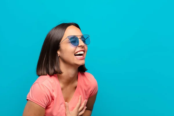 Jovem Mulher Latina Com Óculos Sol Espaço Cópia — Fotografia de Stock