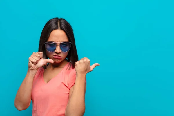 Young Latin Woman Sun Glasses Copy Space — Stock Photo, Image