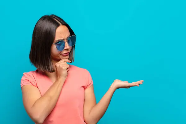 Young Latin Woman Sun Glasses Copy Space — Stock Photo, Image