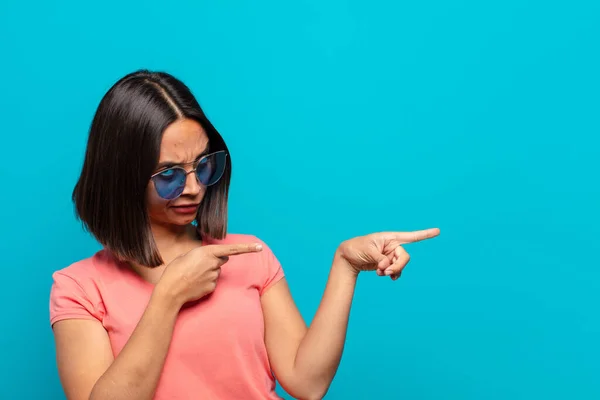 Young Latin Woman Sun Glasses Copy Space — Stock Photo, Image