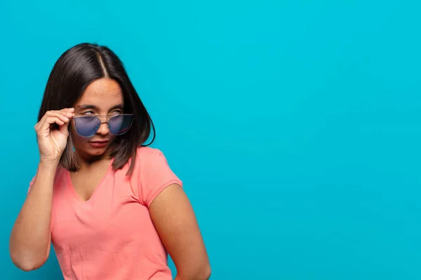 Jovem Mulher Latina Com Óculos Sol Espaço Cópia — Fotografia de Stock