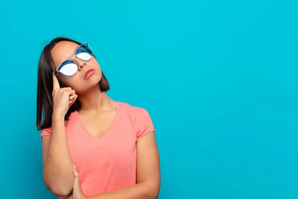 Jeune Femme Latine Avec Des Lunettes Soleil Espace Copie — Photo