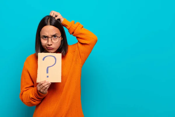 Junge Lateinische Frau Mit Fragezeichen — Stockfoto