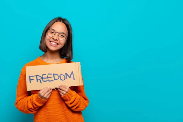 Genç Latin Kadın Özgürlüğü Kavramı — Stok fotoğraf