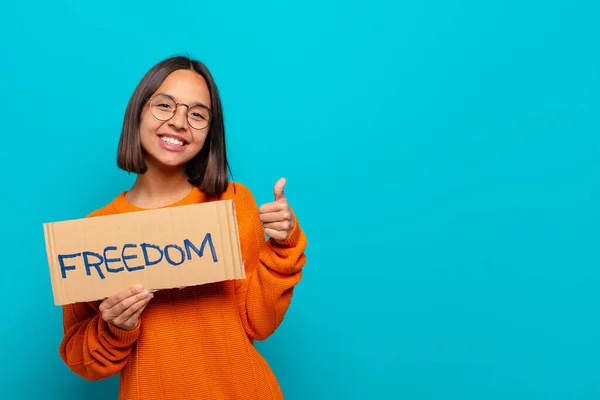 Jovem Latino Mulher Liberdade Conceito — Fotografia de Stock