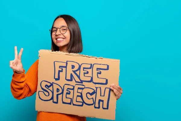 Ung Latinamerikansk Kvinna Med Yttrandefrihet Text — Stockfoto