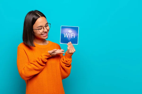 Giovane Donna Latina Concetto Wifi Gratuito — Foto Stock