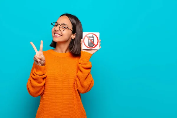 Giovane Donna Latina Nessun Concetto Cellulare — Foto Stock