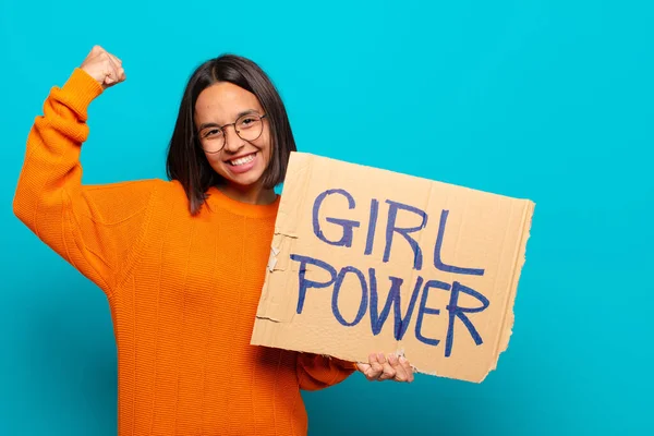 Joven Latina Sosteniendo Pancarta Con Texto Chica Poder —  Fotos de Stock